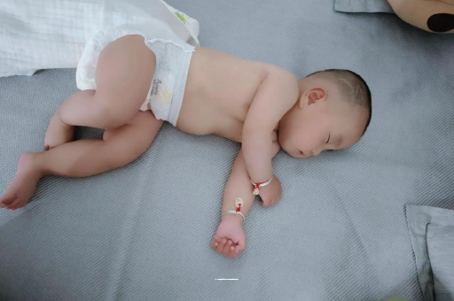 永春三个月宝宝抬头不稳